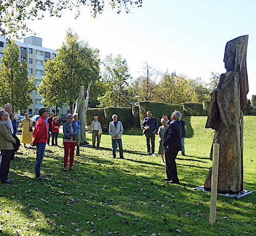 „Aufbrechen“ – Vier Holzskulpturen von Franz Hämmerle auf der PUC-Wiese